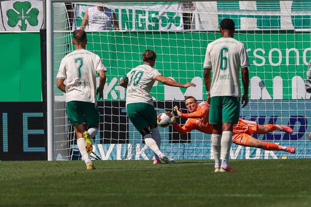 Jan Reichert 1 (1FC Nuernberg) haelt einen Elfmeter von Felix Klaus 30 (Spvgg Greuther Fuerth), SpVgg Greuther Fuerth vs. 1. FC Nuernberg, Fussball, Maenner, 2. Bundesliga, Saison 2026 2027, Hinrunde, 2. Spieltag, 15.08.2026 DFB regulations prohibit any use of photographs as image sequences and or quasi-video Fuerth Bayern Deutschland *** Jan Reichert (1. FC Nuremberg) saves a penalty kick by Felix Klaus (30 SpVgg Greuther Fürth), SpVgg Greuther Fürth vs. 1. FC Nuremberg, Soccer, Men, 2. Bundesliga, 2026–2027 Season, First Half of the Season, Matchday 2, August 15, 2026. DFB regulations prohibit any use of photographs as image sequences and or quasi-video. Fürth, Bavaria, Germany Copyright: xkolbert-press MartinxAgüerax
