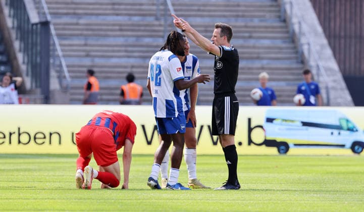 Schiedsrichter Lukas Benen zeigt rote Karte für Deyovaisio Zeefuik Fußball Fussball DFL 2. Bundesliga Herren 2. Spieltag Saison 2026 2027 15.08.2026 Hertha BSC Berlin vs. FC Heidenheim FCH DFL regulations prohibit any use of photographs as image sequences and or quasi-video *** Referee Lukas Benen shows a red card to Deyovaisio Zeefuik Sports Soccer DFL 2 Bundesliga Men s 2 Matchday Season 2026–2027 August 15, 2026 Hertha BSC Berlin vs. FC Heidenheim (FCH) DFL regulations prohibit any use of photographs as image sequences and or quasi-video