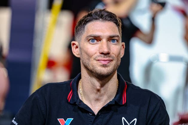 Edoardo Mortara (Mahindra Racing, 48) bei der Autogrammstunde, ABB FIA Formula E World Championship, WM, Weltmeisterschaft London e-Prix 2026, Vereinigtes Koenigreich, Saison 12 2025 26, Runde 16, 15.07.2026, ABB FIA Formula E World Championship, London e-Prix 2026, Vereinigtes Koenigreich, Saison 12 2025 26, Runde 16, 15.07.2026 London *** Edoardo Mortara of Mahindra Racing, No. 48, at the autograph session, ABB FIA Formula E World Championship, 2026 London e-Prix, United Kingdom, Season 12 (2025–26), Round 16, July 15, 2026, ABB FIA Formula E World Championship, 2026 London ePrix, United Kingdom, Season 12 (2025–26), Round 16, July 15, 2026, London Copyright: xEibner-Pressefoto LauraxRoemerx EP_LRR