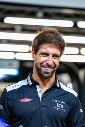 Antonio Felix da Costa (Jaguar TCS Racing, 13) freut sich, Freude, Lachen, laecheln bei der Autogrammstunde, ABB FIA Formula E World Championship, WM, Weltmeisterschaft London e-Prix 2026, Vereinigtes Koenigreich, Saison 12 2025 26, Runde 16, 15.07.2026, ABB FIA Formula E World Championship, London e-Prix 2026, Vereinigtes Koenigreich, Saison 12 2025 26, Runde 16, 15.07.2026 London *** Antonio Felix da Costa of Jaguar TCS Racing, No. 13, is happy, joyful, laughing, and smiling at the autograph session, ABB FIA Formula E World Championship, London e-Prix 2026, United Kingdom, Season 12 (2025–26), Round 16, July 15, 2026, ABB FIA Formula E World Championship, London ePrix 2026, United Kingdom, Season 12 (2025–26), Round 16, July 15, 2026, London Copyright: xEibner-Pressefoto LauraxRoemerx EP_LRR