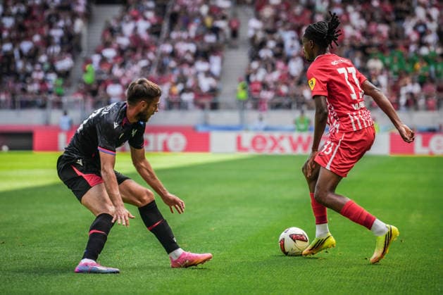 Testspiel: SC Freiburg vs Crystal Palace, 15.08.2026 Zweikampf zwischen Oscar Mingueza (Crystal Palace, 30) und Jordy Makengo (SC Freiburg, 33) Testspiel: SC Freiburg vs Crystal Palace, Europa-Park-Stadion, 15.08.2026 DFB DFL REGULATIONS PROHIBIT ANY USE OF PHOTOGRAPHS AS IMAGE SEQUENCES AND OR QUASI-VIDEO. *** Friendly Match: SC Freiburg vs. Crystal Palace, August 15, 2026. A tackle between Oscar Mingueza (Crystal Palace, 30) and Jordy Makengo (SC Freiburg), 33 Friendly match: SC Freiburg vs. Crystal Palace, Europa-Park Stadium, August 15, 2026. DFB and DFL regulations prohibit any use of photographs as image sequences and or quasi-video. Copyright: xBEAUTIFULxSPORTS Boscox