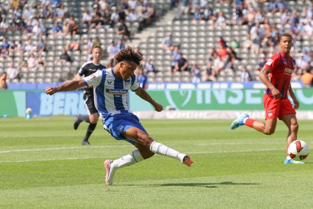 15.08.2026, xtgx, Fussball 2. Bundesliga, Hertha BSC Berlin - 1. FC Heidenheim, v.l. Oluwaseun Adewumi (Hertha, 19) schiesst Tor, schießt, Torschuetze, erzielt Tor, Treffer, scores the goal 4:1 (DFL DFB REGULATIONS PROHIBIT ANY USE OF PHOTOGRAPHS as IMAGE SEQUENCES and or QUASI-VIDEO) Berlin *** August 15, 2026, xtgx, Soccer 2. Bundesliga, Hertha BSC Berlin 1 FC Heidenheim, from left: Oluwaseun Adewumi (Hertha), 19 scores a goal, shoots, goal scorer, scores a goal, goal, scores the goal 4–1 DFL DFB REGULATIONS PROHIBIT ANY USE OF PHOTOGRAPHS as IMAGE SEQUENCES and or QUASI-VIDEO Berlin