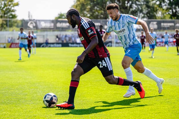 Derek Boakye Osei (Eintracht Frankfurt II, 24), Jannick Glessing (SV Stuttgarter Kickers, 07) Eintracht Frankfurt II vs. SV Stuttgarter Kickers, Fussball, Regionalliga Suedwest, 2. Spieltag, Saison 2026 2027, 15.08.2026 Eibner-Pressefoto Attila Ziga Eintracht Frankfurt II vs. SV Stuttgarter Kickers, Fussball, Regionalliga Suedwest, 2. Spieltag, Saison 2026 2027, 15.08.2026 Dreiech *** Derek Boakye Osei, Eintracht Frankfurt II, 24; Jannick Glessing, SV Stuttgarter Kickers, 07; Eintracht Frankfurt II vs. SV Stuttgarter Kickers, soccer, Regionalliga Southwest, Matchday 2, 2026–2027 season, August 15, 2026 Eibner Press Photo Attila Ziga Eintracht Frankfurt II vs. SV Stuttgarter Kickers, Soccer, Regionalliga Southwest, Matchday 2, 2026–2027 Season, August 15, 2026 Dreiech Copyright: xEibner-Pressefotox EP_AZA