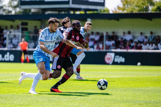 Yannick Glessing (SV Stuttgarter Kickers, 07), Derek Boakye Osei (Eintracht Frankfurt II, 24) Eintracht Frankfurt II vs. SV Stuttgarter Kickers, Fussball, Regionalliga Suedwest, 2. Spieltag, Saison 2026 2027, 15.08.2026 Eibner-Pressefoto Attila Ziga Eintracht Frankfurt II vs. SV Stuttgarter Kickers, Fussball, Regionalliga Suedwest, 2. Spieltag, Saison 2026 2027, 15.08.2026 Dreiech *** Yannick Glessing, SV Stuttgarter Kickers, 07; Derek Boakye Osei, Eintracht Frankfurt II, 24; Eintracht Frankfurt II vs. SV Stuttgarter Kickers, soccer, Regionalliga Southwest, Matchday 2, 2026–2027 season, August 15, 2026 Eibner Press Photo Attila Ziga Eintracht Frankfurt II vs. SV Stuttgarter Kickers, Soccer, Regionalliga Southwest, Matchday 2, 2026–2027 Season, August 15, 2026 Dreiech Copyright: xEibner-Pressefotox EP_AZA