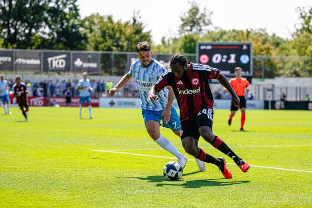 Yannick Glessing (SV Stuttgarter Kickers, 07), Derek Boakye Osei (Eintracht Frankfurt II, 24) Eintracht Frankfurt II vs. SV Stuttgarter Kickers, Fussball, Regionalliga Suedwest, 2. Spieltag, Saison 2026 2027, 15.08.2026 Eibner-Pressefoto Attila Ziga Eintracht Frankfurt II vs. SV Stuttgarter Kickers, Fussball, Regionalliga Suedwest, 2. Spieltag, Saison 2026 2027, 15.08.2026 Dreiech *** Yannick Glessing, SV Stuttgarter Kickers, 07; Derek Boakye Osei, Eintracht Frankfurt II, 24; Eintracht Frankfurt II vs. SV Stuttgarter Kickers, soccer, Regionalliga Southwest, Matchday 2, 2026–2027 season, August 15, 2026 Eibner Press Photo Attila Ziga Eintracht Frankfurt II vs. SV Stuttgarter Kickers, Soccer, Regionalliga Southwest, Matchday 2, 2026–2027 Season, August 15, 2026 Dreiech Copyright: xEibner-Pressefotox EP_AZA