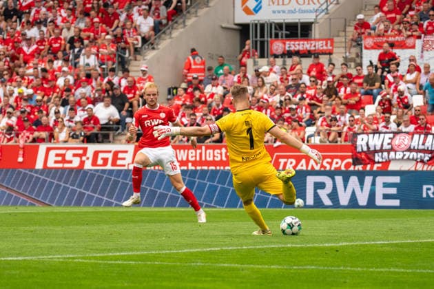 Abschlag Jakob Golz (Rot-Weiss Essen, 01) Ben Huening (Rot-Weiss Essen, 15), GER Rot-Weiss Essen vs. TSV Havelse, Fussball, 3. Liga, Spieltag 02, Saison 2026 2027, 15.08.2026 DFB DFL REGULATIONS PROHIBIT ANY USE OF PHOTOGRAPHS AS IMAGE SEQUENCES AND OR QUASI-VIDEO, GER Rot-Weiss Essen vs. TSV Havelse, Fussball, 3. Liga, Spieltag 02, Saison 2026 2027, 15.08.2026 Essen *** Kickoff: Jakob Golz, Rot Weiss Essen; 01: Ben Huening, Rot Weiss Essen; 15, GER Rot Weiss Essen vs. TSV Havelse, Soccer, 3rd Division, Matchday 02, 2026–2027 Season, August 15, 2026 DFB DFL regulations prohibit any use of photographs as image sequences and or quasi-video, GER Rot-Weiss Essen vs. TSV Havelse, soccer, 3rd League, Matchday 02, 2026–2027 season, August 15, 2026, Essen Copyright: xEibner-Pressefoto FabianxFriesex EP_FFE