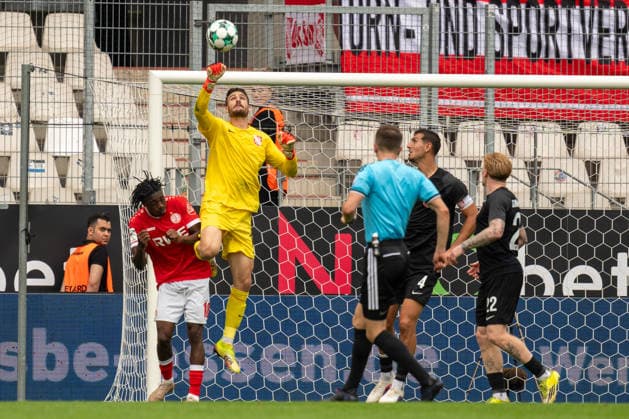 Tom Opitz (TSV Havelse, 01) faustet den Ball weg, GER Rot-Weiss Essen vs. TSV Havelse, Fussball, 3. Liga, Spieltag 02, Saison 2026 2027, 15.08.2026 DFB DFL REGULATIONS PROHIBIT ANY USE OF PHOTOGRAPHS AS IMAGE SEQUENCES AND OR QUASI-VIDEO, GER Rot-Weiss Essen vs. TSV Havelse, Fussball, 3. Liga, Spieltag 02, Saison 2026 2027, 15.08.2026 Essen *** Tom Opitz (TSV Havelse), No. 01, punches the ball away, GER Rot Weiss Essen vs. TSV Havelse, Soccer, 3rd Division, Matchday 02, 2026–2027 Season, August 15, 2026 DFB and DFL regulations prohibit any use of photographs as image sequences and or quasi-video, GER Rot-Weiss Essen vs. TSV Havelse, soccer, 3rd League, Matchday 02, 2026–2027 season, August 15, 2026, Essen Copyright: xEibner-Pressefoto FabianxFriesex EP_FFE