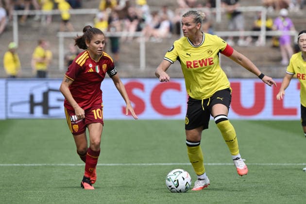 Alexandra Popp (Borussia Dortmund), re., gegen Manuela Giugliano (AS Rom) 15.08.2026, Fussball, Frauen, Saison 2026 2027, Testspiel, Saisoneröffnung, Regionalliga, Borussia Dortmund - AS Rom Dortmund Stadion Rote Erde Nordrhein Westfalen Deutschland *** Alexandra Popp (Borussia Dortmund), right, against Manuela Giugliano (AS Roma) on August 15, 2026; soccer, women s, 2026–2027 season, friendly match, season opener, Regional League, Borussia Dortmund vs. AS Roma, Dortmund s Rote Erde Stadium, North Rhine-Westphalia, Germany Team2