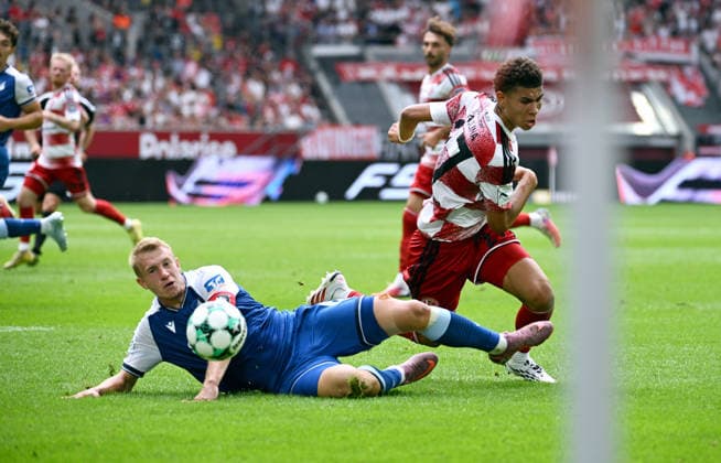 Düsseldorf, Germany, 3. Liga, Matchday 2, Merkur-Spiel-Arena Düsseldorf, Fortuna Düsseldorf vs TSG Hoffenheim II; Jordi Paulina (F95), Valentin Lässig (HOF). Action *** Düsseldorf, Germany, 3. Liga, Matchday 2, Merkur Spiel Arena Düsseldorf, Fortuna Düsseldorf vs. TSG Hoffenheim II Jordi Paulina F95, Valentin Lässig HOF Action