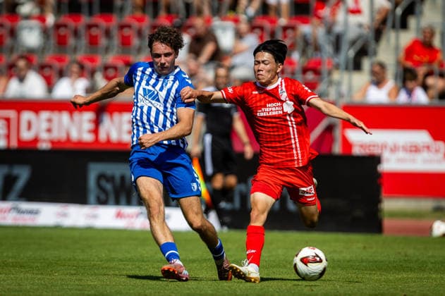 Erfurt , 150826 , Fussball Regionalliga Nordost FC Rot Weiss Erfurt gegen 1.FC Magdeburg U23 im Bild: Hinata Gonda (Erfurt) gegen Marcel Zajusch (Magdeburg) *** Erfurt, 150826, Northeast Regional Soccer League: FC Rot Weiss Erfurt vs. 1 FC Magdeburg U23; pictured: Hinata Gonda (Erfurt) vs. Marcel Zajusch (Magdeburg)
