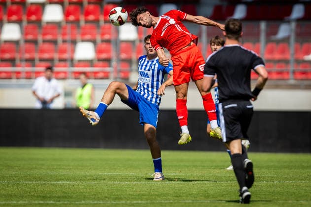 Erfurt , 150826 , Fussball Regionalliga Nordost FC Rot Weiss Erfurt gegen 1.FC Magdeburg U23 im Bild: Romario Hajrulla (Erfurt) gegen Timo Birk (Magdeburg) *** Erfurt, 150826, Northeast Regional Soccer League: FC Rot Weiss Erfurt vs. 1 FC Magdeburg U23; pictured: Romario Hajrulla (Erfurt) vs. Timo Birk (Magdeburg)