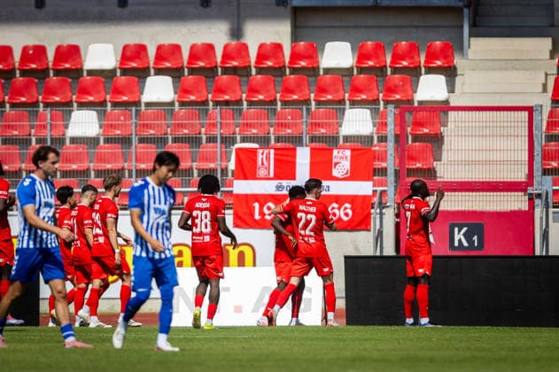 Erfurt , 150826 , Fussball Regionalliga Nordost FC Rot Weiss Erfurt gegen 1.FC Magdeburg U23 im Bild: Raphael Assibey Mensah (Erfurt) jubelt über das Tor zum 1:0 mit der Mannschaft *** Erfurt, 08 26 1508, Northeast Regional Soccer League: FC Rot Weiss Erfurt vs. 1. FC Magdeburg U23. Pictured: Raphael Assibey Mensah of Erfurt celebrates the 1-0 goal with the team.