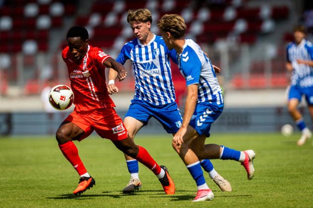 Erfurt , 150826 , Fussball Regionalliga Nordost FC Rot Weiss Erfurt gegen 1.FC Magdeburg U23 im Bild: Benjica Caciel (Erfurt) gegen Cornelius Bräunling (Magdeburg) *** Erfurt, 150826, Northeast Regional Soccer League: FC Rot Weiss Erfurt vs. 1 FC Magdeburg U23; pictured: Benjica Caciel (Erfurt) vs. Cornelius Bräunling (Magdeburg)