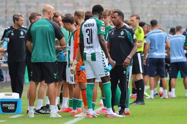 15.08.26, GER, Fussball, 1.FBL Männer, Freundschaftsspiel, Tach der Fans 2026, Saison2026 2027, Weserstadion, SV Werder Bremen vs.AJ Auxerre Trinkpause Coachingzone Seitenlinie Trainerbereich Technische Zone. Trainer Daniel Thioune (SV Werder Bremen) und Karim Coulibaly (SV Werder Bremen 31) Foto nordphoto GmbH Tauchnitz DFB REGULATIONS PROHIBIT ANY USE OF PHOTOGRAPHS AS IMAGE SEQUENCES AND OR QUASI-VIDEO. Bremen Weserstadion Bremen Germany *** August 26, 2015, GER, Soccer, Men s First Division, Friendly Match, Fan Day 2026, 2026–2027 Season, Weserstadion, SV Werder Bremen vs. AJ Auxerre Water break Coaching zone Sideline Coaches’ area Technical zone Coach Daniel Thioune, SV Werder Bremen, and Karim Coulibaly, SV Werder Bremen 31 Photo: nordphoto GmbH Tauchnitz DFB REGULATIONS PROHIBIT ANY USE OF PHOTOGRAPHS AS IMAGE SEQUENCES AND OR QUASI-VIDEO Bremen, Weserstadion, Bremen, Germany Copyright: xnordphotoxGmbHx xTauchnitzx