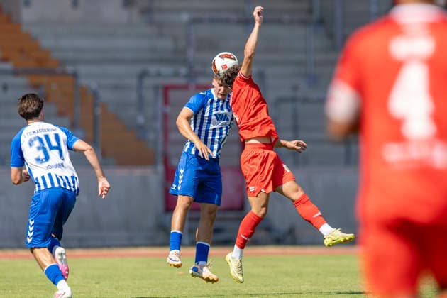 Regionalliga Nordost: FC Rot-Weiß Erfurt vs. 1. FC Magdeburg II; Erfurt; 15.08.2026 Timo Birk ( 6; 1. FC Magdeburg II) gegen Romarjo Hajrulla ( 9; FC Rot-Weiß Erfurt) Regionalliga Nordost: FC Rot-Weiß Erfurt vs. 1. FC Magdeburg II; Steigerwaldstadion Erfurt; 15.08.2026 *** Regionalliga Northeast FC Rot Weiß Erfurt vs. 1 FC Magdeburg II Erfurt, August 15, 2026 Timo Birk 6 1 FC Magdeburg II vs. Romarjo Hajrulla 9 FC Rot Weiß Erfurt Regionalliga Northeast FC Rot Weiß Erfurt vs. 1 FC Magdeburg II Steigerwald Stadium, Erfurt August 15, 2026 Copyright: xBEAUTIFULxSPORTS Duehringx