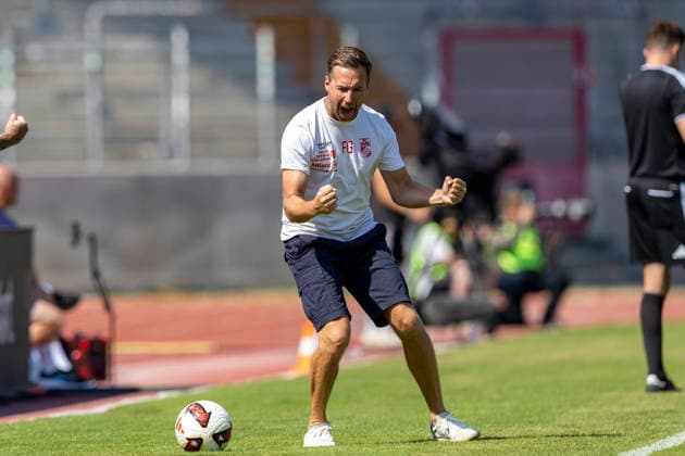 Regionalliga Nordost: FC Rot-Weiß Erfurt vs. 1. FC Magdeburg II; Erfurt; 15.08.2026 Jubel über das 2:0 Fabian Gerber (Trainer; FC Rot-Weiß Erfurt) Regionalliga Nordost: FC Rot-Weiß Erfurt vs. 1. FC Magdeburg II; Steigerwaldstadion Erfurt; 15.08.2026 *** Regionalliga Northeast: FC Rot-Weiß Erfurt vs. 1. FC Magdeburg II, Erfurt, August 15, 2026. Celebrations after the 2-0 win. Fabian Gerber, coach of FC Rot-Weiß Erfurt. Regionalliga Northeast: FC Rot-Weiß Erfurt vs. 1. FC Magdeburg II, Steigerwaldstadion, Erfurt 1August 15, 2026 Copyright: xBEAUTIFULxSPORTS Duehringx