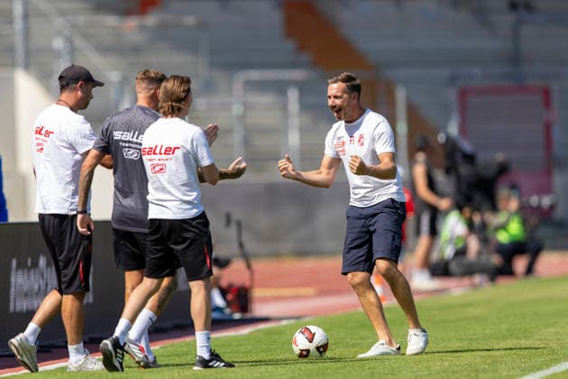 Regionalliga Nordost: FC Rot-Weiß Erfurt vs. 1. FC Magdeburg II; Erfurt; 15.08.2026 Jubel über das 2:0 Fabian Gerber (Trainer; FC Rot-Weiß Erfurt) Regionalliga Nordost: FC Rot-Weiß Erfurt vs. 1. FC Magdeburg II; Steigerwaldstadion Erfurt; 15.08.2026 *** Regionalliga Northeast: FC Rot-Weiß Erfurt vs. 1. FC Magdeburg II, Erfurt, August 15, 2026. Celebrations after the 2-0 win. Fabian Gerber, coach of FC Rot-Weiß Erfurt. Regionalliga Northeast: FC Rot-Weiß Erfurt vs. 1. FC Magdeburg II, Steigerwaldstadion, Erfurt 1August 15, 2026 Copyright: xBEAUTIFULxSPORTS Duehringx