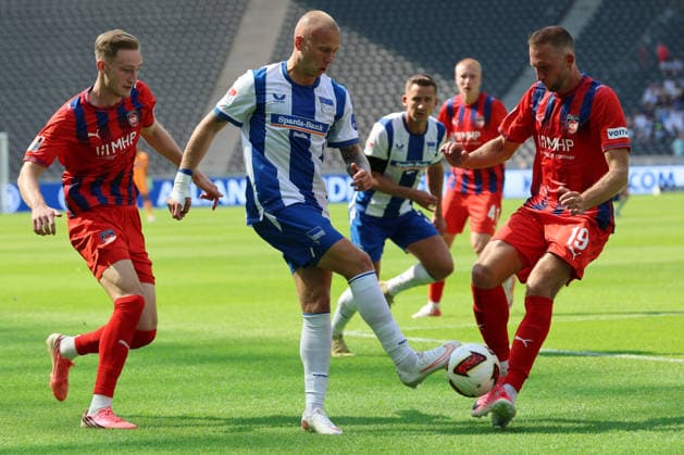 BERLIN, DEUTSCHLAND - AUGUST 15: Jonas Foerenbach (Heidenheim, 19) in the duel for the ball with Jon Dagur Thorsteinson (Hertha BSC 23), left Maximilian Breunig (Heidenheim, 14)m during the match in the 2. German Bundesliga: Hertha BSC - 1. FC Heidenheim at Olympiastadion Berlin on matchday 29 on August 15, 2026 in Berlin, Deutschland. DFB regulations prohibit any use of photographs as image sequences and or quasi video. Berlin Deutschland Copyright: xO.Frankex