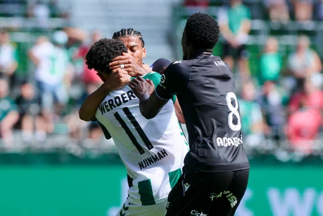 Clement Akpa (AJ Auxerre) und Justin Njinmah (Werder Bremen) geraten aneinander und bekaempfen sich waehrend des Freundschaftsspiels zwischen Werder Bremen und AJ Auxerre im Weserstadion am 15. August 2026 in Bremen, Deutschland. (Foto von Marco Steinbrenner DeFodi Images) +++ Clement Akpa (AJ Auxerre) und Justin Njinmah (Werder Bremen) clash and fight each other during the Friendly match between Werder Bremen and AJ Auxerre at Weserstadion on August 15, 2026 in Bremen, Germany. (Photo by Marco Steinbrenner DeFodi Images) (Photo by Marco Steinbrenner DeFodi Images) - *** Clement Akpa of AJ Auxerre and Justin Njinmah of Werder Bremen clash and fight each other during the friendly match between Werder Bremen and AJ Auxerre at Weserstadion on August 15, 2026, in Bremen, Germany Photo by Marco Steinbrenner DeFodi Images Clement Akpa of AJ Auxerre and Justin Njinmah of Werder Bremen clash and fight each other during the friendly match between Werder Bremen and AJ Auxerre at the Weserstadion on August 15, 2026 in Bremen, Germany. Photo by Marco Steinbrenner, DeFodi Images. Photo by Marco Steinbrenner, DeFodi Images.