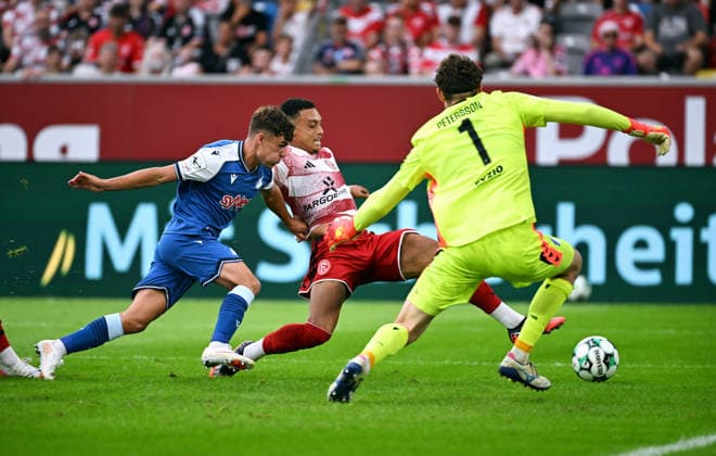 ä+dxsyDüsseldorf, Germany, 3. Liga, Matchday 2, Merkur-Spiel-Arena Düsseldorf, Fortuna Düsseldorf vs TSG Hoffenheim II; Matthew Moore (HOF), Steven van der Sloot (F95), Lukas Petersson (HOF). Action *** ä dxsyDüsseldorf, Germany, 3rd Division, Matchday 2, Merkur Spiel Arena Düsseldorf, Fortuna Düsseldorf vs. TSG Hoffenheim II Matthew Moore HOF, Steven van der Sloot F95, Lukas Petersson HOF Action