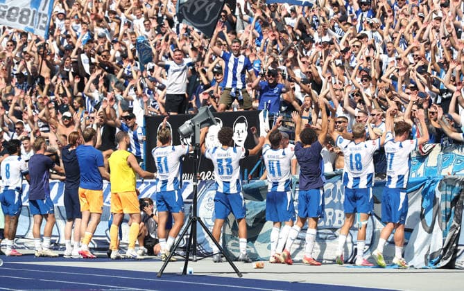Hertha Mannschaft jubelt und feiert Sieg nach Spielende vor den Fans Fußball Fussball DFL 2. Bundesliga Herren 2. Spieltag Saison 2026 2027 15.08.2026 Hertha BSC Berlin vs. FC Heidenheim FCH DFL regulations prohibit any use of photographs as image sequences and or quasi-video *** Hertha team cheers and celebrates victory in front of fans after the game ends. Sports, Soccer, DFL, 2. Bundesliga, Men s, Matchday 15, 2026–2027 season, August 8, 2026: Hertha BSC Berlin vs. FC Heidenheim (FCH). DFL regulations prohibit any use of photographs as image sequences and or quasi-video
