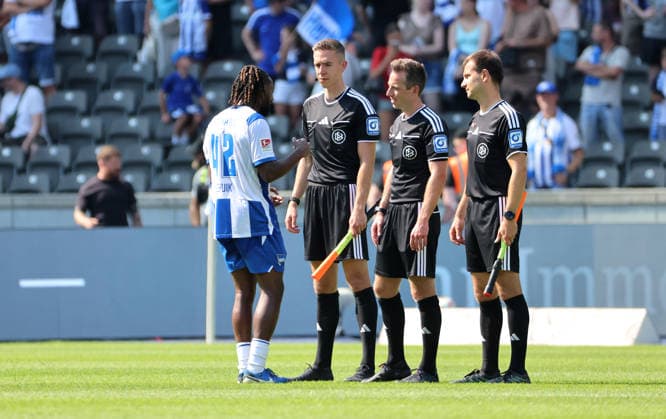 Deyovaisio Zeefuik redet mit Schiedsrichter Lukas Benen nach Spielende wegen roter Karte Fußball Fussball DFL 2. Bundesliga Herren 2. Spieltag Saison 2026 2027 15.08.2026 Hertha BSC Berlin vs. FC Heidenheim FCH DFL regulations prohibit any use of photographs as image sequences and or quasi-video *** Deyovaisio Zeefuik speaks with referee Lukas Benen after the game regarding a red card. Sports, Soccer, DFL 2. Bundesliga Men s, Matchday 15 of the 2026–2027 season, August 8, 2026: Hertha BSC Berlin vs. FC Heidenheim (FCH) DFL regulations prohibit any use of photographs as image sequences and or quasi-video