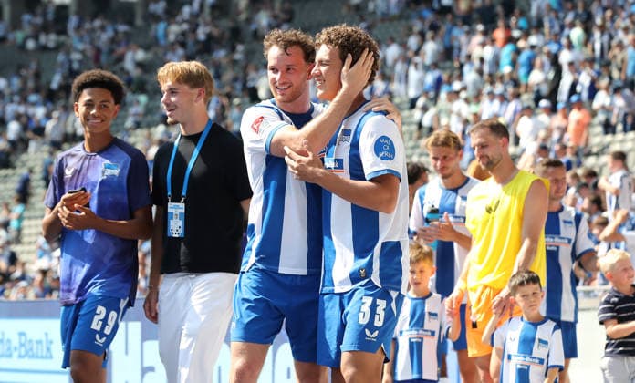 Linus Gechter, Soufian Gouram, Hertha Mannschaft bei der Ehrenrunde nach Spielende Fußball Fussball DFL 2. Bundesliga Herren 2. Spieltag Saison 2026 2027 15.08.2026 Hertha BSC Berlin vs. FC Heidenheim FCH DFL regulations prohibit any use of photographs as image sequences and or quasi-video *** Linus Gechter, Soufian Gouram, Hertha team during the victory lap after the final whistle; Sports; Soccer; DFL 2 Bundesliga Men s Division 2; Matchday 15 of the 2026–2027 season; August 8, 2026; Hertha BSC Berlin vs. FC Heidenheim (FCH); DFL regulations prohibit any use of photographs as image sequences and or quasi-video