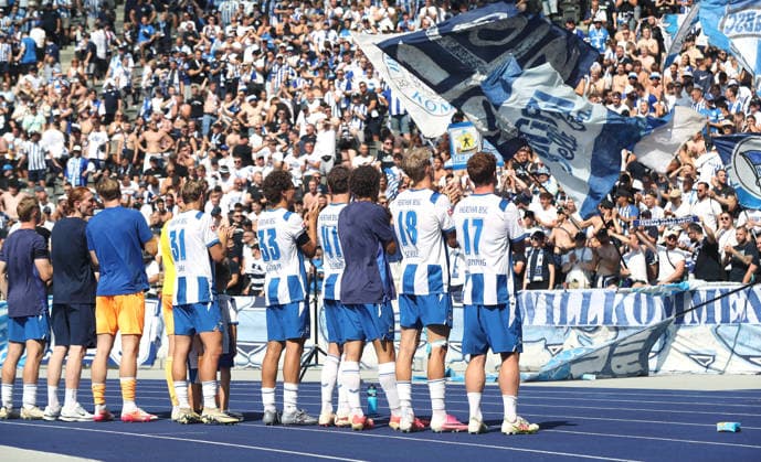 Hertha Mannschaft jubelt und feiert Sieg nach Spielende vor den Fans Fußball Fussball DFL 2. Bundesliga Herren 2. Spieltag Saison 2026 2027 15.08.2026 Hertha BSC Berlin vs. FC Heidenheim FCH DFL regulations prohibit any use of photographs as image sequences and or quasi-video *** Hertha team cheers and celebrates victory in front of fans after the game ends. Sports, Soccer, DFL, 2. Bundesliga, Men s, Matchday 15, 2026–2027 season, August 8, 2026: Hertha BSC Berlin vs. FC Heidenheim (FCH). DFL regulations prohibit any use of photographs as image sequences and or quasi-video