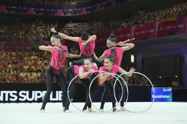 Die Gruppe Kasachstans präsentiert eine synchrone Gruppenübung mit Reifen und Keulen in der Festhalle Frankfurt. Die fünf Turnerinnen in pinken Trikots bilden eine dynamische Formation vor vollem Publikum. Kasachstan bei der Gruppenübung mit Reifen und Keulen *** The Kazakhstani team performs a synchronized group routine with hoops and clubs at the Festhalle in Frankfurt. The five gymnasts in pink leotards form a dynamic formation in front of a full house. Kazakhstan during the group routine with hoops and clubs Copyright: xspeedshotx