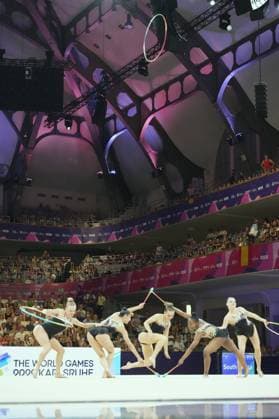 Eine Gruppe von fünf Turnerinnen führt eine synchronisierte Gruppenübung mit Reifen und Stäben in der Festhalle Frankfurt durch. Ein Reifen ist hoch in die Luft geworfen, während die Athletinnen in koordinierten Positionen auf dem Wettkampfboden agieren. Gruppenübung mit Reifen und Stäben bei der Rhythmischen Sportgymnastik-WM Frankfurt *** A group of five gymnasts performs a synchronized group routine with hoops and clubs at the Festhalle in Frankfurt. A hoop is thrown high into the air, while the athletes perform in coordinated positions on the competition floor. Group routine with hoops and clubs at the Rhythmic Gymnastics World Championships in Frankfurt Copyright: xspeedshotx