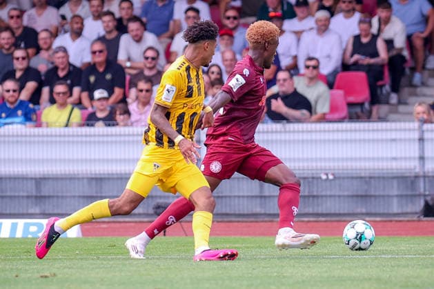 15.08.2026, xsefx, Fußball, SC Fortuna Köln - TSV Alemannia Aachen, 3.Liga, Südstation, 2. Spieltag, Saison 2026 2027: Mika Hanraths (Alemannia Aachen 15) im Zweikampf gegen Romeo Aigbekaen (Fortuna Koeln 30) DFB regulations prohibit any use of photographs as image sequences and or quasi-video. Nordrhein-Westfalen Deutschland *** August 15, 2026, xsefx, Soccer, SC Fortuna Köln vs. TSV Alemannia Aachen, 3rd Division, Südstation, Matchday 2, 2026–2027 Season: Mika Hanrath’s Alemannia Aachen 15 in a tackle against Romeo Aigbekaen of Fortuna Cologne 30. DFB regulations prohibit any use of photographs as image sequences and or quasi-video. North Rhine-Westphalia, Germany