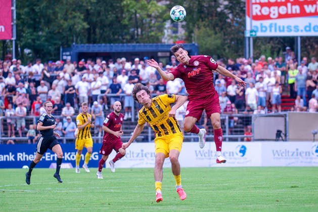 15.08.2026, xsefx, Fußball, SC Fortuna Köln - TSV Alemannia Aachen, 3.Liga, Südstation, 2. Spieltag, Saison 2026 2027: Nico Thier (Fortuna Koeln 07) im Zweikampf gegen Louis Köster (Alemannia Aachen 08) DFB regulations prohibit any use of photographs as image sequences and or quasi-video. Nordrhein-Westfalen Deutschland *** August 15, 2026, xsefx, Soccer, SC Fortuna Köln vs. TSV Alemannia Aachen, 3rd Division, Südstation, Matchday 2, 2026–2027 Season: Nico Thier (Fortuna Cologne 07) in a tackle against Louis Köster (Alemannia Aachen 08). DFB regulations prohibit any use of photographs as image sequences and or quasi-video. North Rhine-Westphalia, Germany
