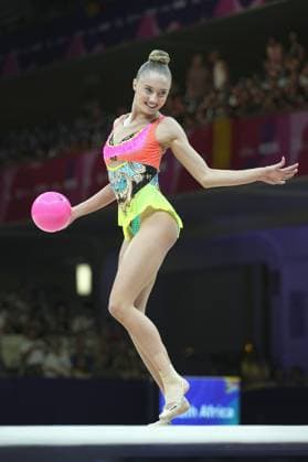 Eine Gymnastin führt bei der Weltmeisterschaft der rhythmischen Sportgymnastik 2026 in der Festhalle Frankfurt eine Ballübung aus und balanciert auf einem Bein. Der pinke Ball befindet sich in Hüfthöhe, das Gesicht zeigt Konzentration und ein leichtes Lächeln. Rhythmische Sportgymnastik WM 2026 – Ballübung in der Festhalle Frankfurt *** A gymnast performs a ball routine at the 2026 Rhythmic Gymnastics World Championships in Frankfurt’s Festhalle, balancing on one leg. The pink ball is at hip level, her face shows concentration and a slight smile. 2026 Rhythmic Gymnastics World Championships – Ball routine at the Festhalle in Frankfurt Copyright: xspeedshotx