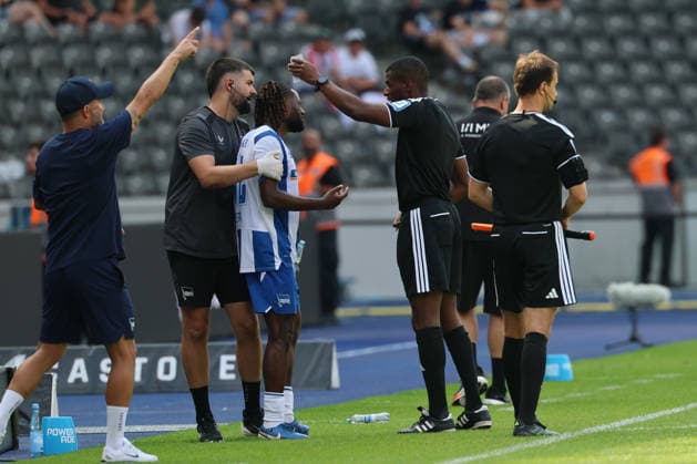 BERLIN, DEUTSCHLAND - AUGUST 15: red, red card, Deyovaisio Zeefuik (Hertha BSC, 42) receives red card and must be emphasised from the assistant Referee Assad Nouhoum to be expelled from the field, during the match in the 2. German Bundesliga: Hertha BSC - 1. FC Heidenheim at Olympiastadion Berlin on matchday 29 on August 15, 2026 in Berlin, Deutschland. DFB regulations prohibit any use of photographs as image sequences and or quasi video. Berlin Deutschland Copyright: xO.Frankex
