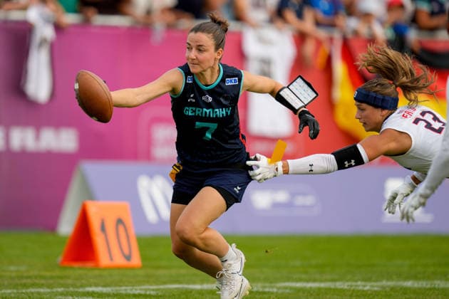 Kyra Fischer (Germany) und Isabella Geraci (USA) battle for the ball during the Women s 2026 IFAF Flag Football World Championships quarter-final match between USA v Germany at Flag Football Complex Dusseldorf-Garath on August 15, 2026 in Dusseldorf, Germany. (Photo by Alex Gottschalk DeFodi Images) - *** Kyra Fischer of Germany and Isabella Geraci of the U.S. battle for the ball during the quarterfinal match of the 2026 IFAF Women’s Flag Football World Championships between the U.S. and Germany at the Flag Football Complex Düsseldorf-Garath on August 15, 2026, in Düsseldorf, Germany. Photo by Alex Gottschalk, DeFodi Images
