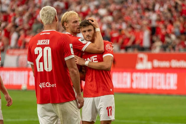 Torjubel bei den Essenern nach dem 1:0 durch Semir Telalovic (Rot-Weiss Essen, 17) elfmeter, GER Rot-Weiss Essen vs. TSV Havelse, Fussball, 3. Liga, Spieltag 02, Saison 2026 2027, 15.08.2026 DFB DFL REGULATIONS PROHIBIT ANY USE OF PHOTOGRAPHS AS IMAGE SEQUENCES AND OR QUASI-VIDEO, GER Rot-Weiss Essen vs. TSV Havelse, Fussball, 3. Liga, Spieltag 02, Saison 2026 2027, 15.08.2026 Essen *** Goal celebration by the Essen fans after Semir Telalovic’s 1-0 goal for Rot-Weiss Essen, 17 penalty kicks, GER Rot-Weiss Essen vs. TSV Havelse, soccer, 3. Liga, Matchday 02, 2026–2027 season, August 15, 2026 DFB and DFL regulations prohibit any use of photographs as image sequences and or quasi-video, GER Rot-Weiss Essen vs. TSV Havelse, soccer, 3rd League, Matchday 02, 2026–2027 season, August 15, 2026, Essen Copyright: xEibner-Pressefoto FabianxFriesex EP_FFE