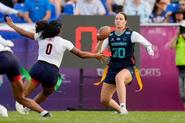 Brooklin Hill (USA) und Saskia Nuhse (Germany) battle for the ball during the Women s 2026 IFAF Flag Football World Championships quarter-final match between USA v Germany at Flag Football Complex Dusseldorf-Garath on August 15, 2026 in Dusseldorf, Germany. (Photo by Alex Gottschalk DeFodi Images) - *** Brooklin Hill of the U.S. and Saskia Nuhse of Germany battle for the ball during the quarterfinal match of the 2026 IFAF Women’s Flag Football World Championships between the U.S. and Germany at the Flag Football Complex Düsseldorf-Garath on August 15, 2026, in Düsseldorf, Germany. Photo by Alex Gottschalk, DeFodi Images