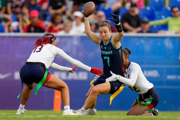 Deliah Autry (USA), Kyra Fischer (Germany) und Kendra Meredith (USA) battle for the ball during the Women s 2026 IFAF Flag Football World Championships quarter-final match between USA v Germany at Flag Football Complex Dusseldorf-Garath on August 15, 2026 in Dusseldorf, Germany. (Photo by Alex Gottschalk DeFodi Images) - *** Deliah Autry (USA), Kyra Fischer (Germany), and Kendra Meredith (USA) battle for the ball during the quarterfinal match of the 2026 IFAF Women’s Flag Football World Championships between the USA and Germany at the Flag Football Complex in Düsseldorf-Garath on August 15, 2026 in Düsseldorf, Germany. Photo by Alex Gottschalk, DeFodi Images