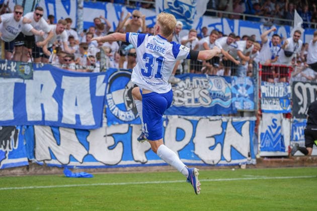 Deutschland: Fussball, 3. Liga, 2. Spieltag, Hänsch-Arena, SV Meppem vs. SG Sonnenhof-Großaspach: Tor von Luca Prasse (SV Meppen, 31) und anschließender Torjubel. *** German Soccer, 3rd Division, Matchday 2, Hänsch Arena, SV Meppen vs. SG Sonnenhof Großaspach; Goal by Luca Prasse (SV Meppen) in the 31st minute, followed by goal celebrations Copyright: xMichelxWittex