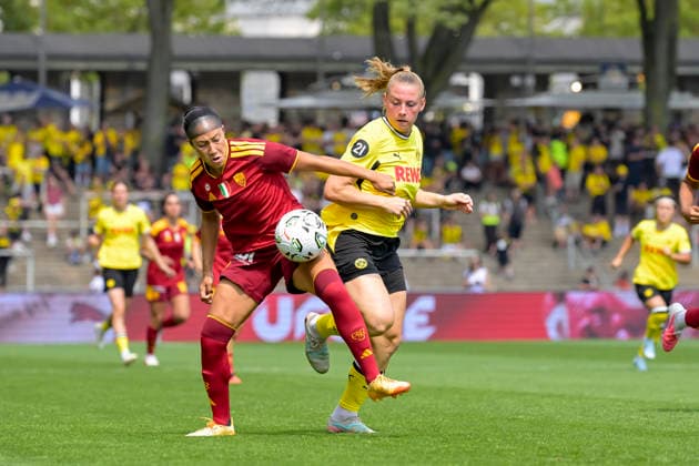 Maya Doms (AS Rom) und Ramona Maier (Borussia Dortmund) battle for the ball during the women s pre-season friendly match between Borussia Dortmund Women and AS Roma Women at Stadium Rote Erde on August 15, 2026 in Dortmund, Germany. (Photo by Max Maiwald DeFodi Images) - *** Maya Dom of AS Roma and Ramona Maier of Borussia Dortmund battle for the ball during the women s preseason friendly match between Borussia Dortmund Women and AS Roma Women at Stadium Rote Erde on August 15, 2026, in Dortmund, Germany. Photo by Max Maiwald, DeFodi Images