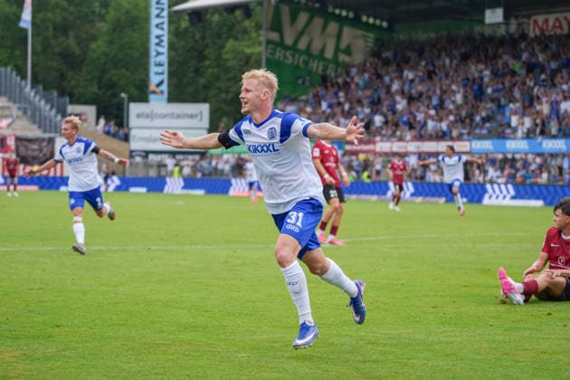 Deutschland: Fussball, 3. Liga, 2. Spieltag, Hänsch-Arena, SV Meppem vs. SG Sonnenhof-Großaspach: Tor von Luca Prasse (SV Meppen, 31) und anschließender Torjubel. *** German Soccer, 3rd Division, Matchday 2, Hänsch Arena, SV Meppen vs. SG Sonnenhof Großaspach; goal by Luca Prasse (SV Meppen) in the 31st minute, followed by goal celebrations Copyright: xMichelxWittex