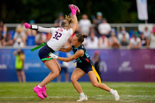 Ashlea Klam (USA) und Zoe Kwandae Song (Germany) battle for the ball during the Women s 2026 IFAF Flag Football World Championships quarter-final match between USA v Germany at Flag Football Complex Dusseldorf-Garath on August 15, 2026 in Dusseldorf, Germany. (Photo by Alex Gottschalk DeFodi Images) - *** Ashlea Klam of the U.S. and Zoe Kwandae Song of Germany battle for the ball during the quarterfinal match of the 2026 IFAF Women’s Flag Football World Championships between the U.S. and Germany at the Flag Football Complex Düsseldorf-Garath on August 15, 2026, in Düsseldorf, Germany. Photo by Alex Gottschalk, DeFodi Images