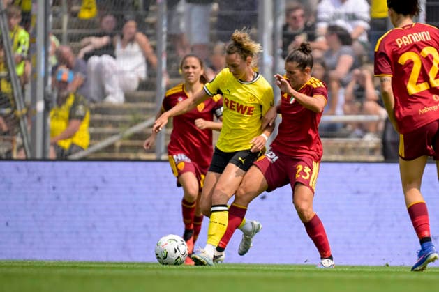 Rita Schumacher (Borussia Dortmund) und Valentina Bergamaschi (AS Rom) battle for the ball during the women s pre-season friendly match between Borussia Dortmund Women and AS Roma Women at Stadium Rote Erde on August 15, 2026 in Dortmund, Germany. (Photo by Max Maiwald DeFodi Images) - *** Rita Schumacher of Borussia Dortmund and Valentina Bergamaschi of AS Roma battle for the ball during the women s preseason friendly match between Borussia Dortmund Women and AS Roma Women at Stadium Rote Erde on August 15, 2026, in Dortmund, Germany. Photo by Max Maiwald, DeFodi Images