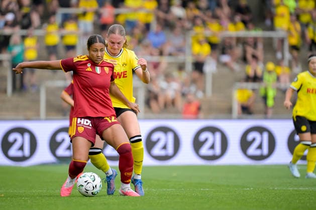 Giada Pellegrino Cimo (AS Rom) und Annika Enderle (Borussia Dortmund) battle for the ball during the women s pre-season friendly match between Borussia Dortmund Women and AS Roma Women at Stadium Rote Erde on August 15, 2026 in Dortmund, Germany. (Photo by Max Maiwald DeFodi Images) - *** Giada Pellegrino Cimo of AS Roma and Annika Enderle of Borussia Dortmund battle for the ball during the women s preseason friendly match between Borussia Dortmund Women and AS Roma Women at Stadium Rote Erde on August 15, 2026, in Dortmund, Germany. Photo by Max Maiwald, DeFodi Images