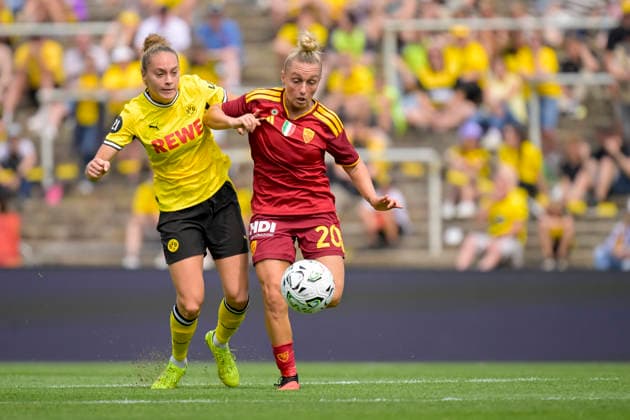 Jacqueline Meissner (Borussia Dortmund) und Giada Greggi (AS Rom) battle for the ball during the women s pre-season friendly match between Borussia Dortmund Women and AS Roma Women at Stadium Rote Erde on August 15, 2026 in Dortmund, Germany. (Photo by Max Maiwald DeFodi Images) - *** Jacqueline Meissner of Borussia Dortmund and Giada Greggi of AS Roma battle for the ball during the women s preseason friendly match between Borussia Dortmund Women and AS Roma Women at Stadium Rote Erde on August 15, 2026, in Dortmund, Germany. Photo by Max Maiwald, DeFodi Images