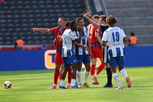BERLIN, DEUTSCHLAND - AUGUST 15: red, red card, Deyovaisio Zeefuik (Hertha BSC, 42) receives red card from Schiedsrichter Referee Lukas Benen and is stunned incredulous, surprisedduring the match in the 2. German Bundesliga: Hertha BSC - 1. FC Heidenheim at Olympiastadion Berlin on matchday 29 on August 15, 2026 in Berlin, Deutschland. DFB regulations prohibit any use of photographs as image sequences and or quasi video. Berlin Deutschland Copyright: xO.Frankex