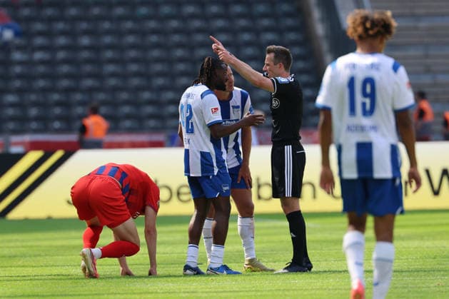 BERLIN, DEUTSCHLAND - AUGUST 15: red, red card, Deyovaisio Zeefuik (Hertha BSC, 42) receives red card from Schiedsrichter Referee Lukas Benen and is stunned incredulous, surprisedduring the match in the 2. German Bundesliga: Hertha BSC - 1. FC Heidenheim at Olympiastadion Berlin on matchday 29 on August 15, 2026 in Berlin, Deutschland. DFB regulations prohibit any use of photographs as image sequences and or quasi video. Berlin Deutschland Copyright: xO.Frankex