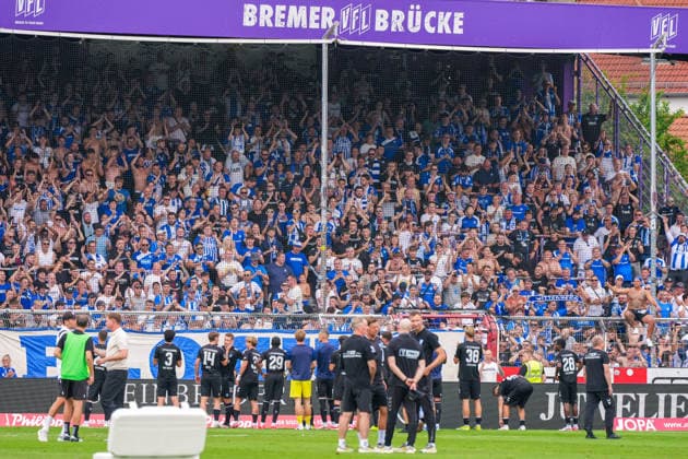 Magdeburg jubelt nach Abpfiff, Freude, Jubel, Emotionen nach Apfiff vor den eigenen Fans, Deutschland: Fussball, 2. Bundesliga, Saison 2026 27, 2. Spieltag, 15.08.2026, VfL Osnabrück vs 1. FC Magdeburg, Stadion Bremer Brücke (Osnabrück, Niedersachsen) *** Magdeburg celebrates after the final whistle—joy, cheers, and excitement in front of their home fans—German soccer, 2. Bundesliga, 2026–27 season, Matchday 2, August 15, 2026, VfL Osnabrück vs. 1. FC Magdeburg, Bremer Brücke Stadium, Osnabrück, Lower Saxony Copyright: xLeonxFrickx