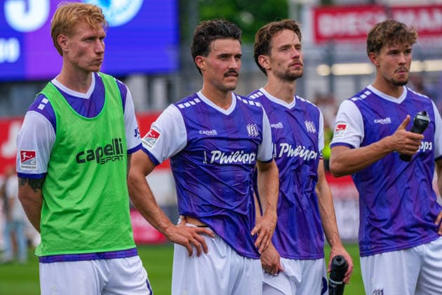 VfL Osnabrück enttäuscht, frustriert nach Abpfiff, Bjarke Jacobsen (VfL Osnabrück, 15), Jannik Müller (VfL Osnabrück, 24), Deutschland: Fussball, 2. Bundesliga, Saison 2026 27, 2. Spieltag, 15.08.2026, VfL Osnabrück vs 1. FC Magdeburg, Stadion Bremer Brücke (Osnabrück, Niedersachsen) *** VfL Osnabrück Disappointed and Frustrated After the Final Whistle, Bjarke Jacobsen, VfL Osnabrück, 15, Jannik Müller, VfL Osnabrück, 24, German Soccer, 2. Bundesliga, 2026–27 Season, Matchday 2, August 15, 2026, VfL Osnabrück vs. 1. FC Magdeburg, Bremer Brücke Stadium, Osnabrück, Lower Saxony Copyright: xLeonxFrickx