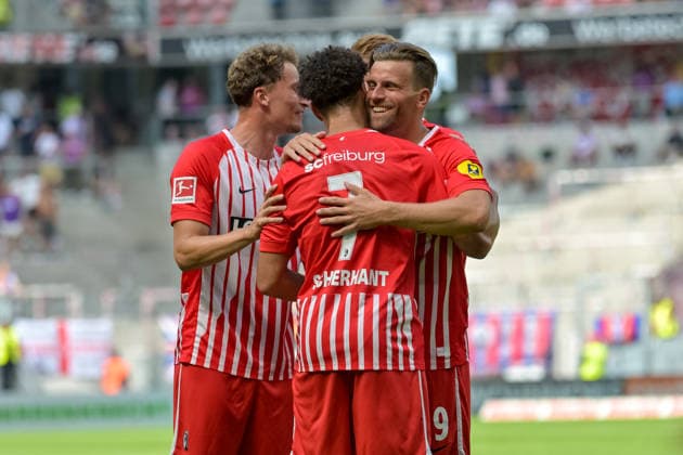 Jubel nach dem Tor zum 2:0 durch Lucas Hoeler (SC Freiburg, 09) mit Patrick Osterhage (SC Freiburg, 06) und Derry Scherhant (SC Freiburg, 07) GER, SC Freiburg vs Crystal Palace FC, Fussball, Testspiel, , Saison 2026 2027, 15.08.2026 GER, SC Freiburg vs Crystal Palace FC, Fussball, Testspiel, , Saison 2026 2027, 15.08.2026 Freiburg *** Celebrations after Lucas Hoeler (SC Freiburg, 09) scored the goal to make it 2–0, alongside Patrick Osterhage (SC Freiburg, 06) and Derry Scherhant (SC Freiburg), 07 GER, SC Freiburg vs. Crystal Palace FC, soccer, friendly match, , 2026–2027 season, August 15, 2026 GER, SC Freiburg vs. Crystal Palace FC, soccer, friendly match, , 2026–2027 season, August 15, 2026 Freiburg Copyright: xEibner-Pressefotox EP_THS